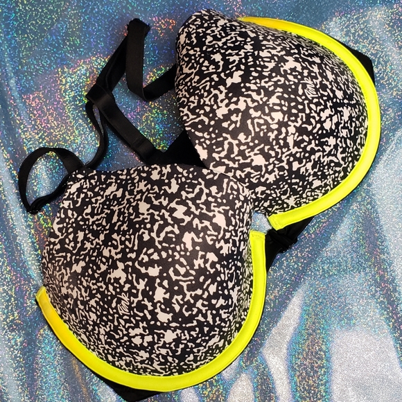 3 Victoria's Secret bras - Picture 2 of 4